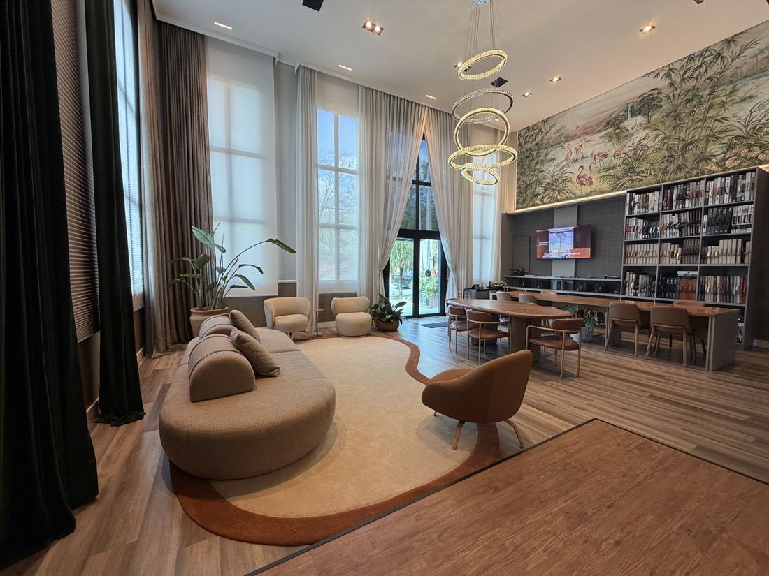 Showroom com sala de estar, cortinas e painel decorativo